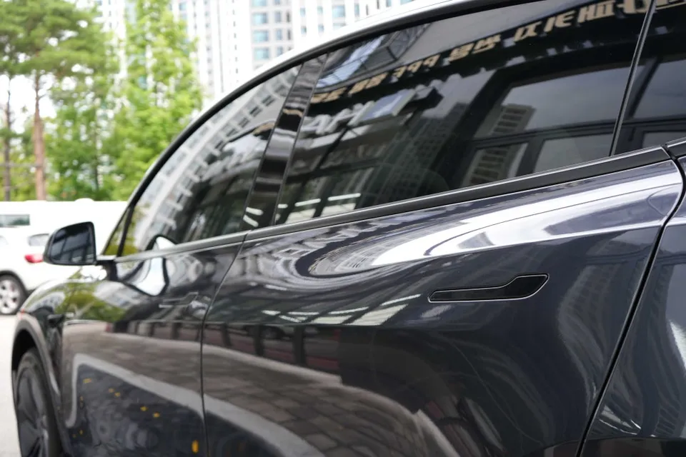 Tesla Model Y Juniper steering wheel - Tesla Model Y Juniper Steering Wheel Customization Review photo 3