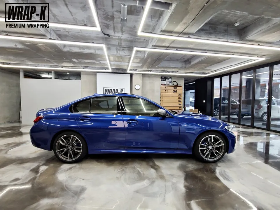 BMW 3 Seriesのカーラッピング事例|マットブラックの変貌 施工写真 2-1