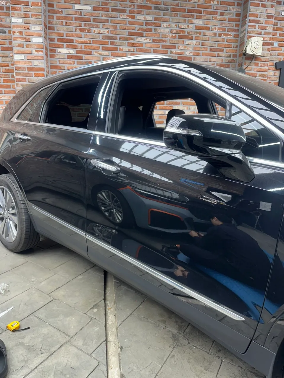 Cadillac XT5 vinyl wrap - Cadillac XT5 Vinyl Wrap Review: Chrome Delete for a Sporty Look photo 7