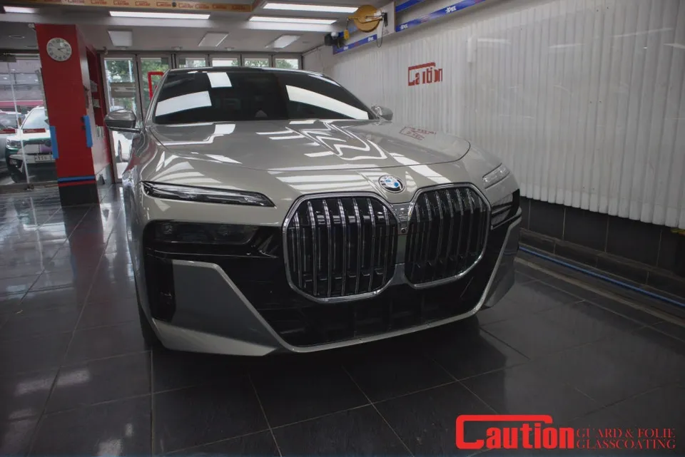 BMW 7 Seriesのカーラッピング事例|ブラックローズのツートン施工 施工写真 2-1