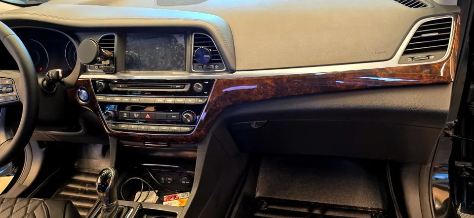 Hyundai Aslanのカーラッピング事例|内装ウッドトリムのカスタム 施工写真 2-1
