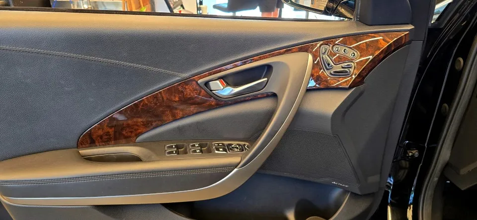 Hyundai Aslanのカーラッピング事例|内装ウッドトリムのカスタム 施工写真 3-1