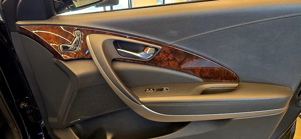Hyundai Aslanのカーラッピング事例|内装ウッドトリムのカスタム 施工写真 1-2