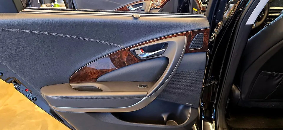 Hyundai Aslanのカーラッピング事例|内装ウッドトリムのカスタム 施工写真 2-2