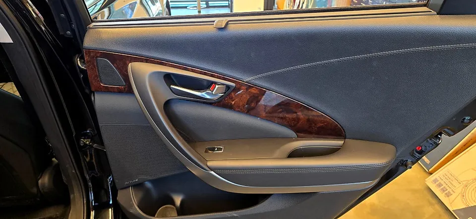 Hyundai Aslanのカーラッピング事例|内装ウッドトリムのカスタム 施工写真 3-2