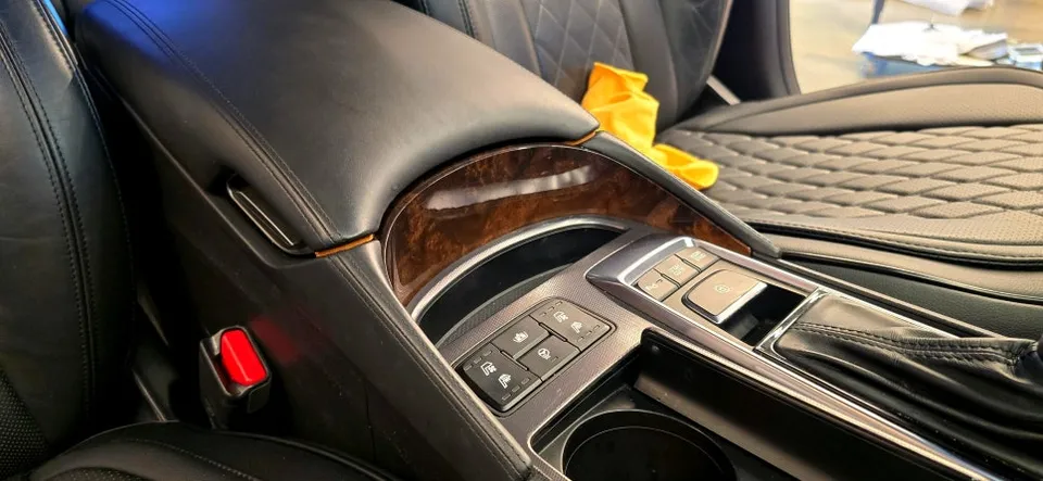 Hyundai Aslanのカーラッピング事例|内装ウッドトリムのカスタム 施工写真 1-3