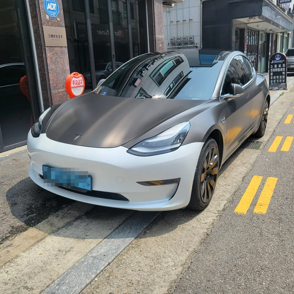 Tesla Model 3のカーラッピング事例｜フラットアイボリーへの変更 施工写真 2-1