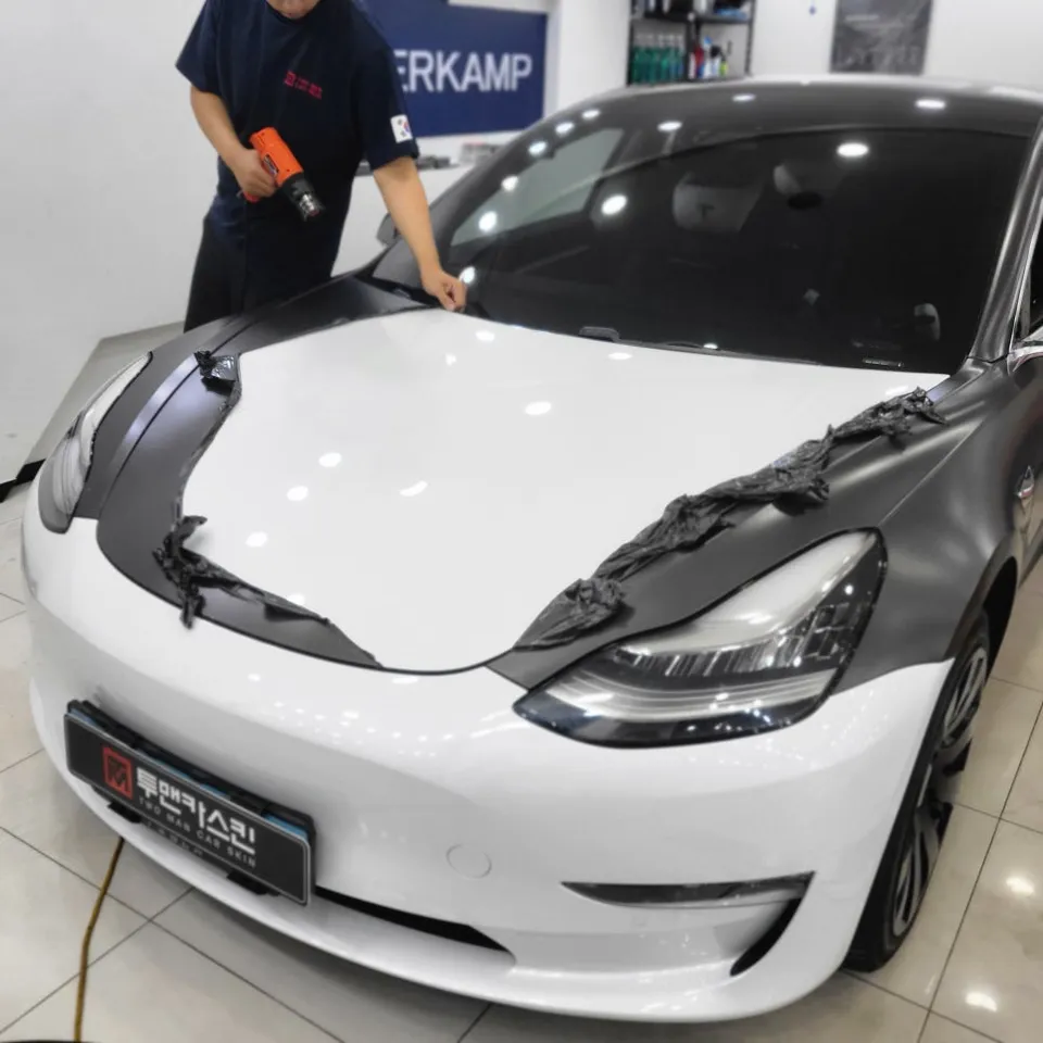 Tesla Model 3のカーラッピング事例｜フラットアイボリーへの変更 施工写真 3-1