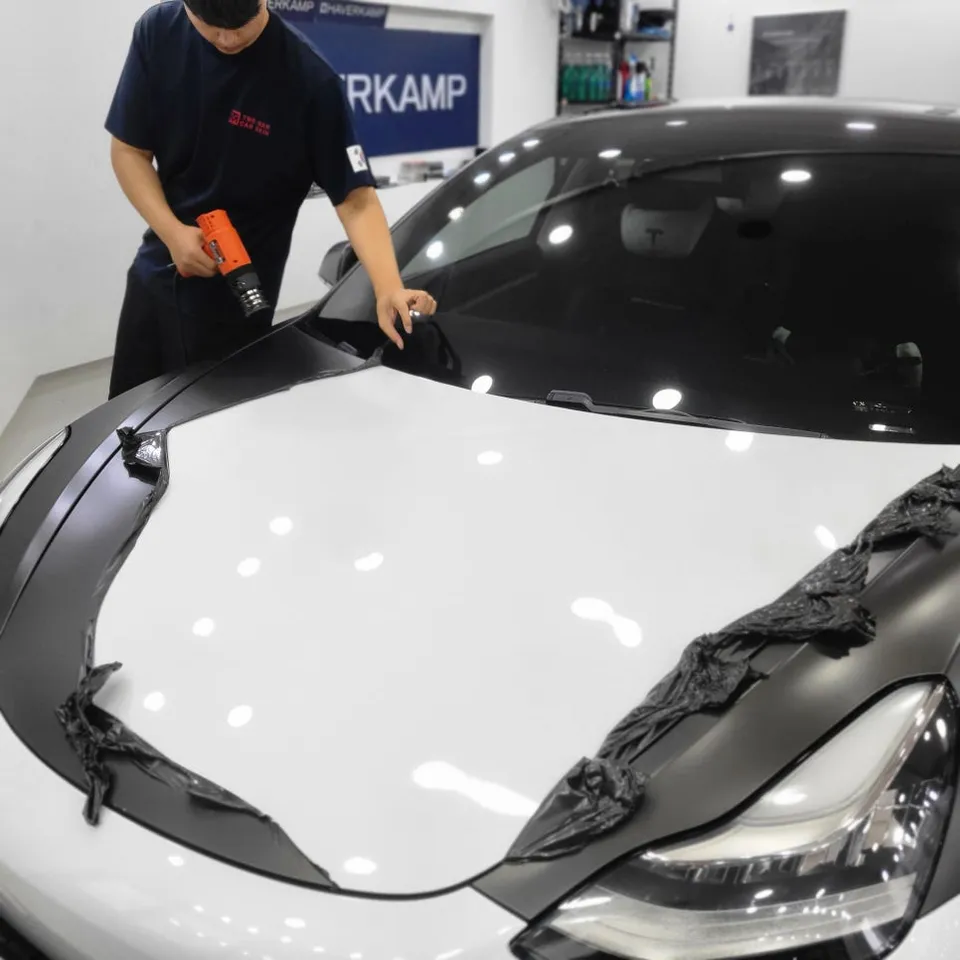 Tesla Model 3のカーラッピング事例｜フラットアイボリーへの変更 施工写真 1-2
