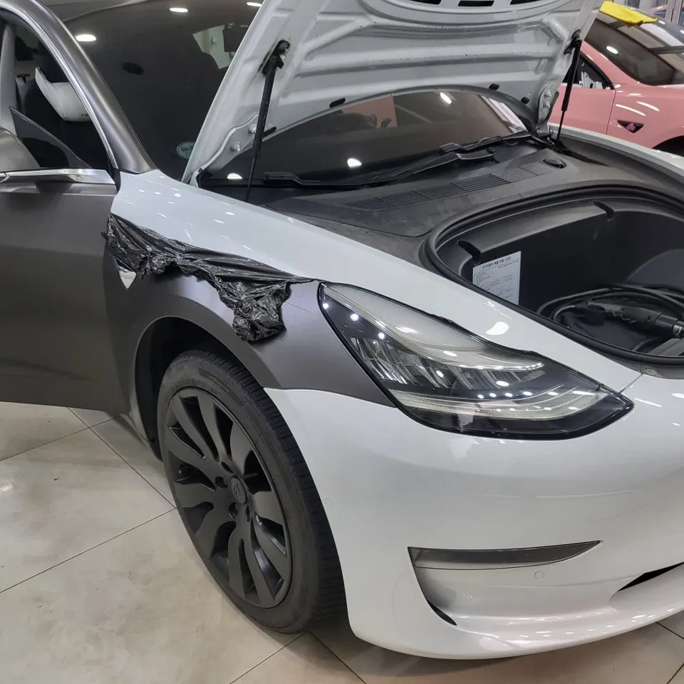 Tesla Model 3のカーラッピング事例｜フラットアイボリーへの変更 施工写真 2-2