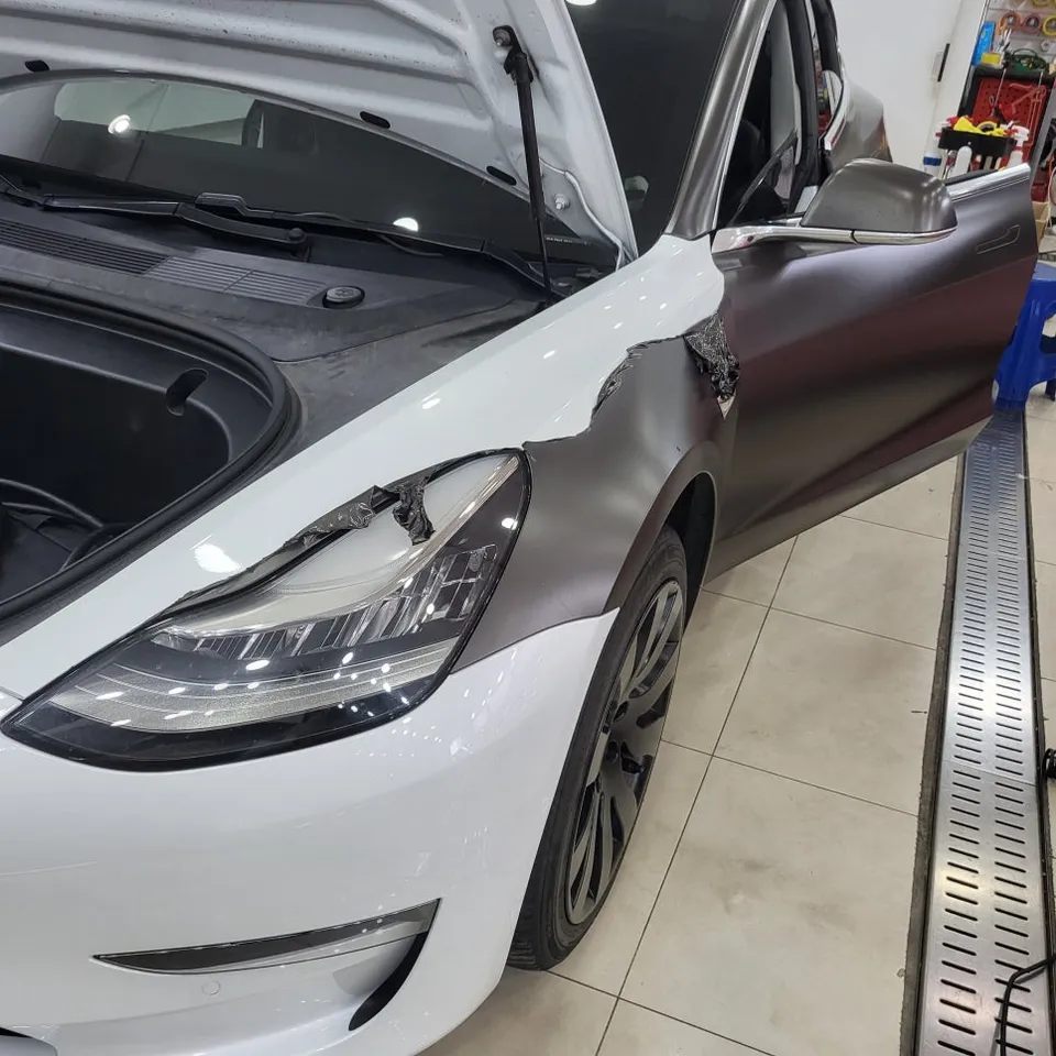 Tesla Model 3のカーラッピング事例｜フラットアイボリーへの変更 施工写真 3-2
