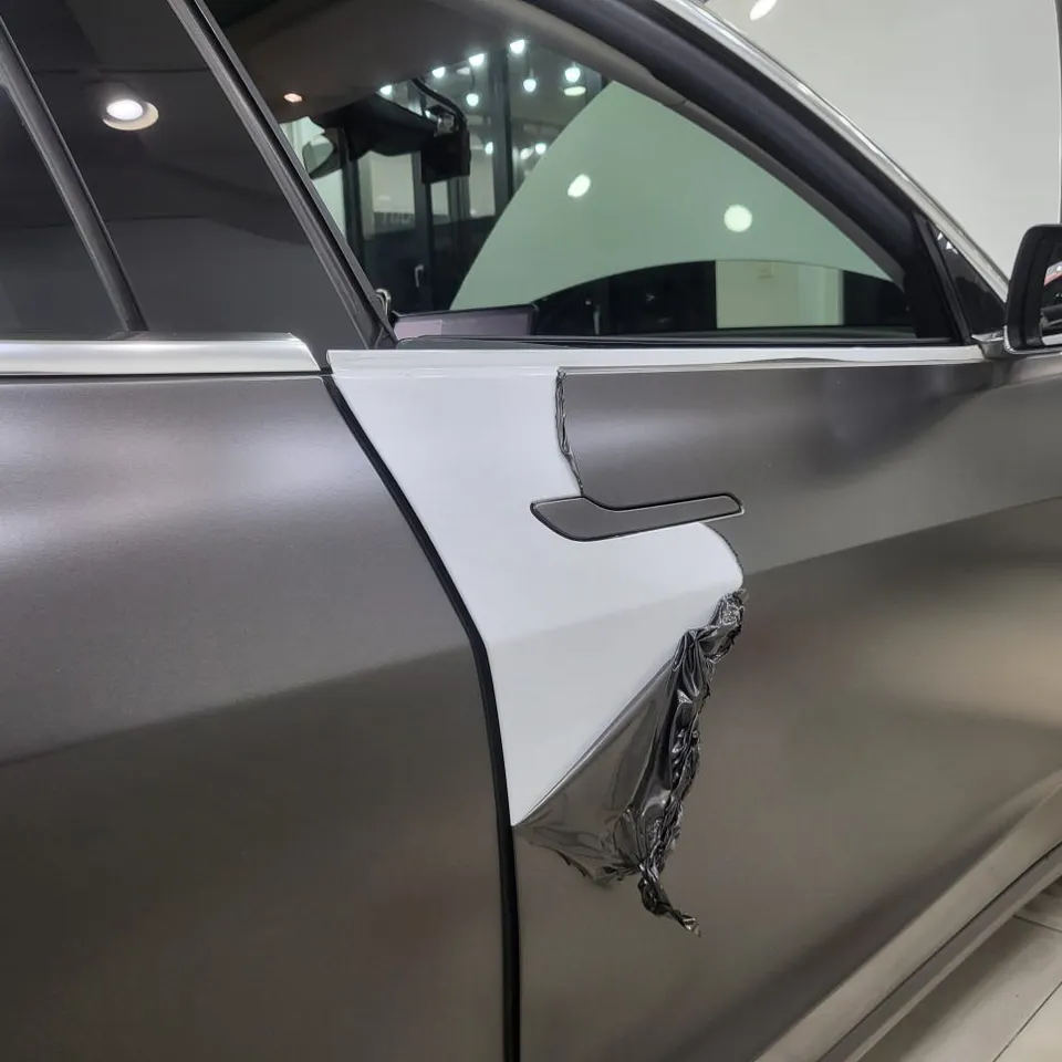 Tesla Model 3のカーラッピング事例｜フラットアイボリーへの変更 施工写真 1-3