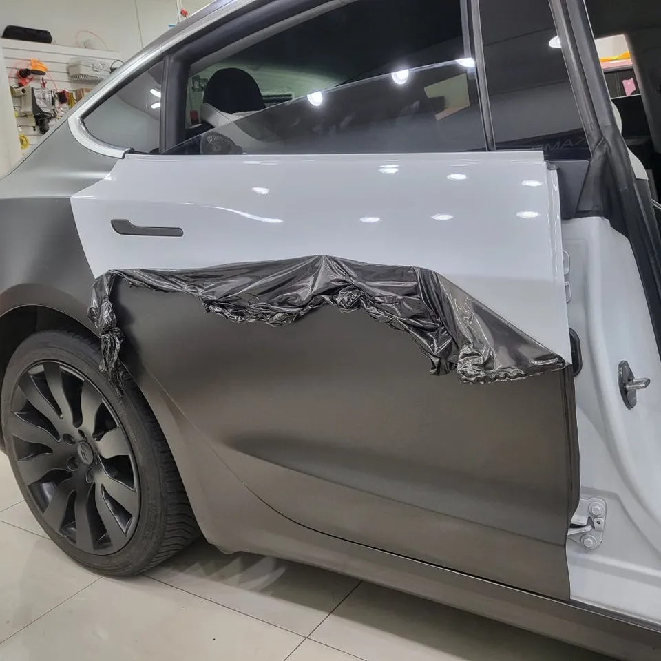 Tesla Model 3のカーラッピング事例｜フラットアイボリーへの変更 施工写真 2-3