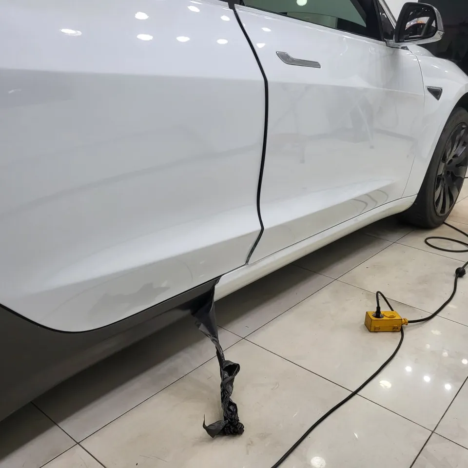 Tesla Model 3のカーラッピング事例｜フラットアイボリーへの変更 施工写真 3-3