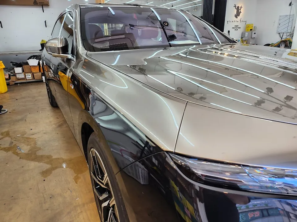 BMW 7 Seriesのカーラッピング事例|デュオトンで個性を演出 施工写真 3-2