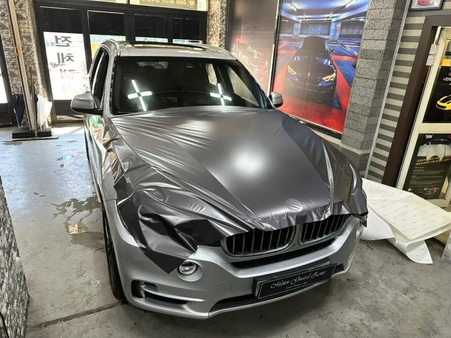 BMW X5 vinyl wrap - BMW X5 Vinyl Wrap Review: Satin Dark Grey Color Change photo 3