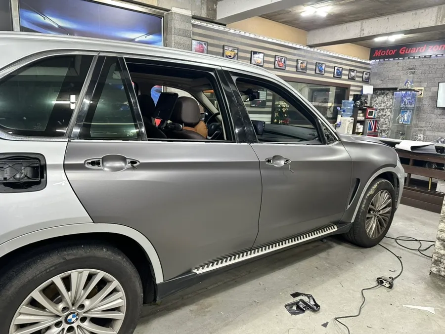 BMW X5のカーラッピング事例 施工写真 1-3
