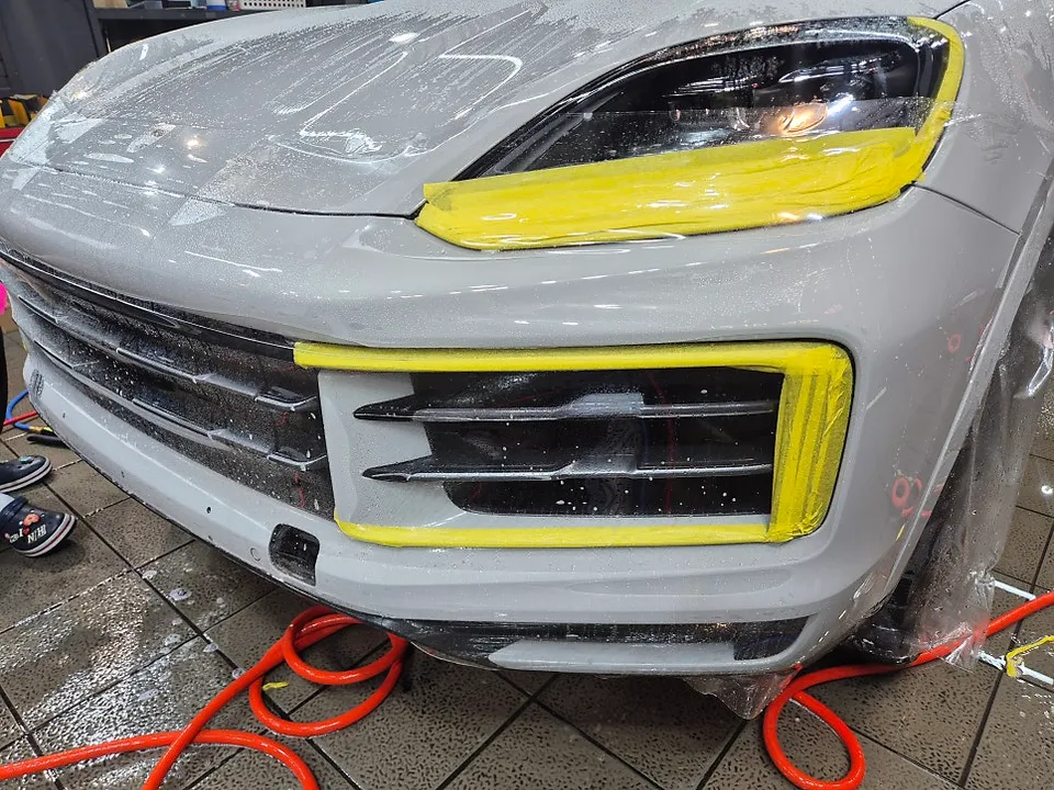 Porsche CayenneのPPF施工事例|費用目安・仕上がり 施工写真 1-2