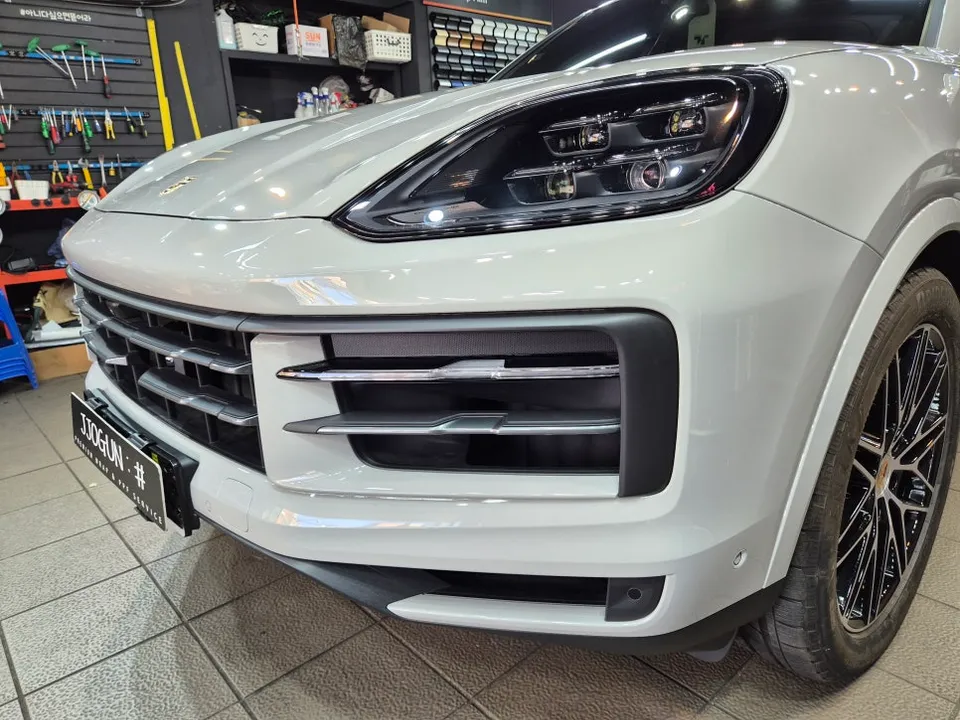 Porsche CayenneのPPF施工事例|費用目安・仕上がり 施工写真 1-3