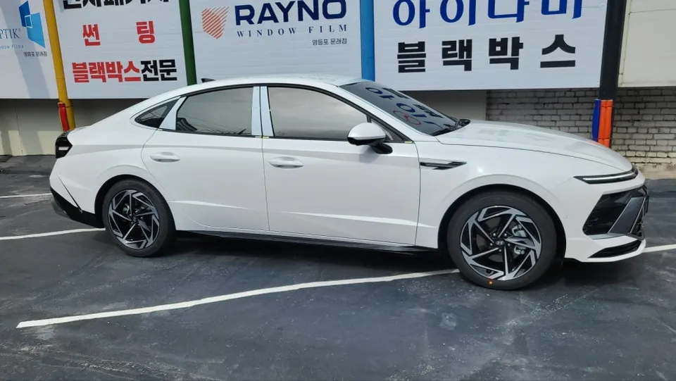 Hyundai Elantraのドラレコ取付事例|費用目安・仕上がり 施工写真 1-3