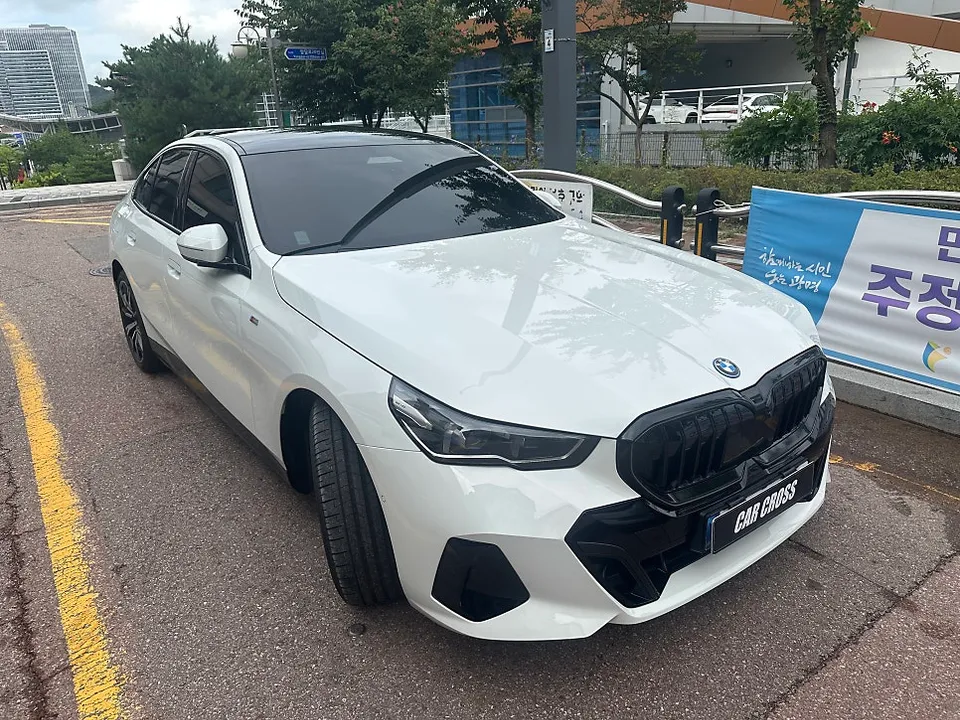 BMW G60のカーラッピング事例|内装の眩しさ対策 施工写真 2-1