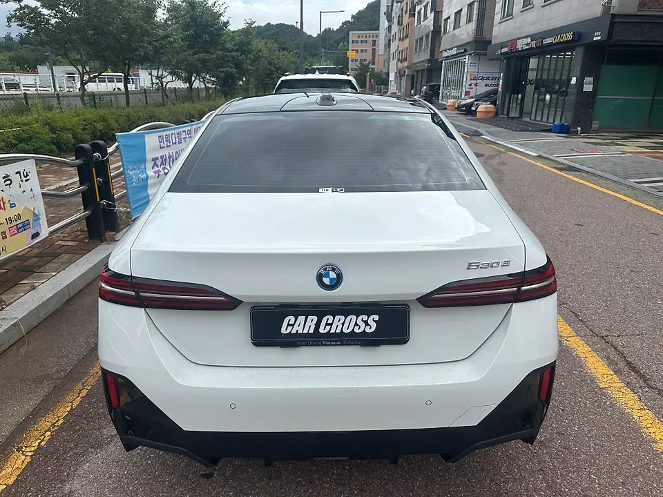 BMW G60のカーラッピング事例|内装の眩しさ対策 施工写真 3-1