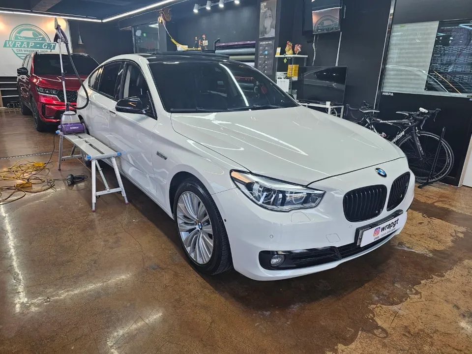 BMW 5 Series GT vinyl wrap - BMW 5 Series GT Vinyl Wrap Review: Cost & Results photo 3