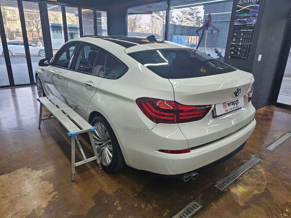 BMW 5 Series GTのカーラッピング事例|費用目安・仕上がり 施工写真 1-2