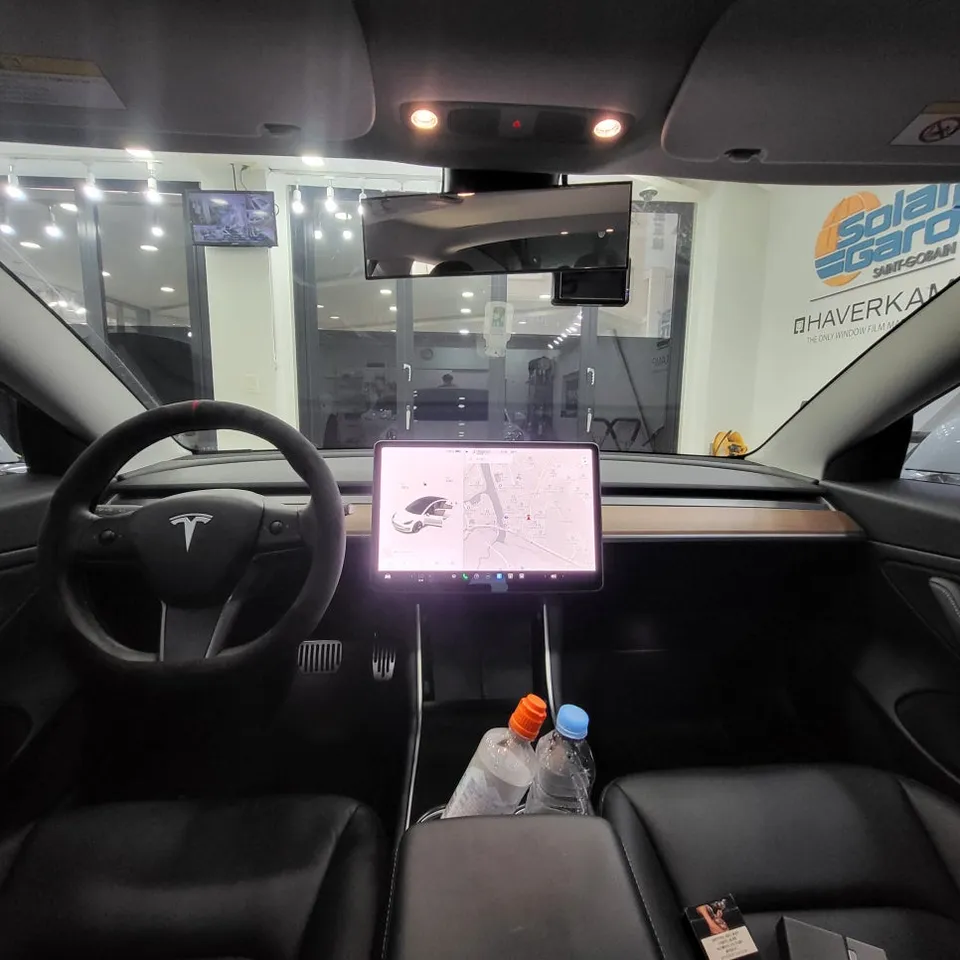 Tesla Model 3のカーラッピング事例:実例と費用目安 施工写真 1-2