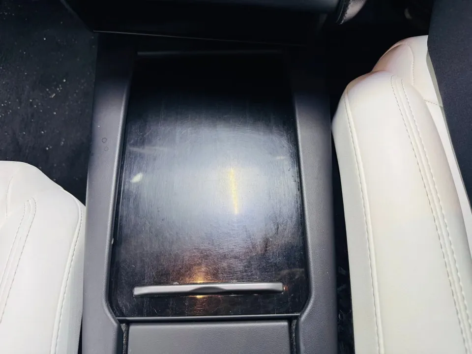 Tesla Model Sのカーラッピング事例|費用目安・仕上がり 施工写真 2-1