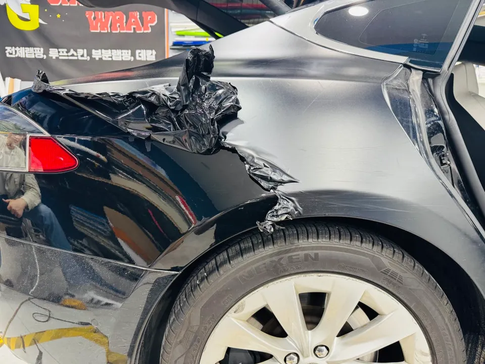 Tesla Model Sのカーラッピング事例|費用目安・仕上がり 施工写真 1-3