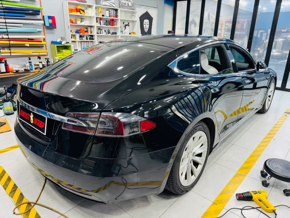 Tesla Model Sのカーラッピング事例|費用目安・仕上がり 施工写真 2-3