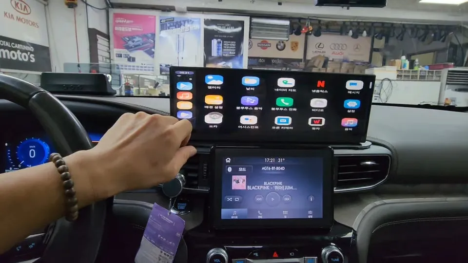 Ford Explorer 6th GenのAndroid Auto・CarPlay取付事例 施工写真 2