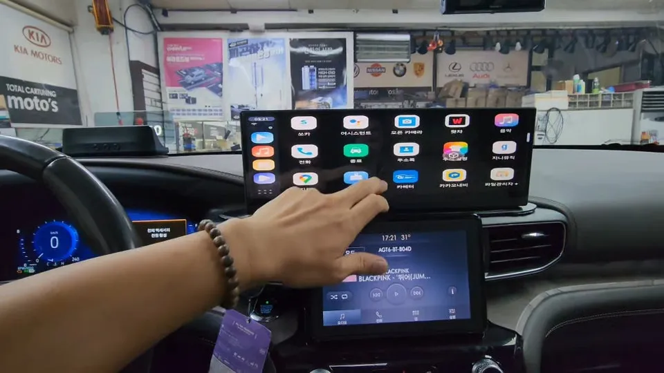 Ford Explorer 6th GenのAndroid Auto・CarPlay取付事例 施工写真 3
