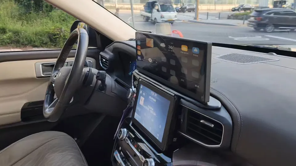 Ford Explorer 6th GenのAndroid Auto・CarPlay取付事例 施工写真 5
