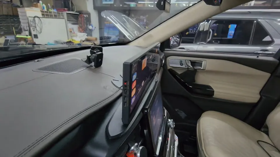 Ford Explorer 6th GenのAndroid Auto・CarPlay取付事例 施工写真 6