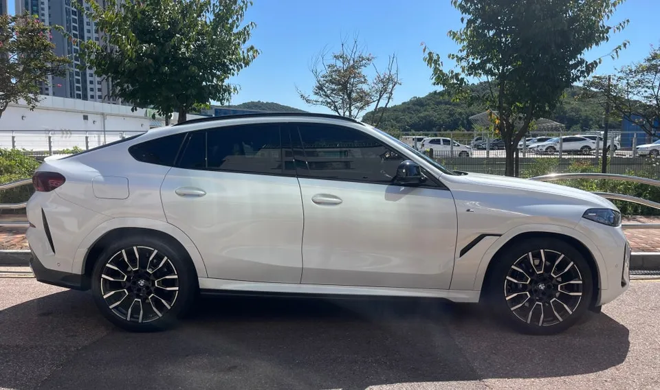 BMW X6のカーラッピング事例|リアルカーボン調の室内カスタム 施工写真 2-1