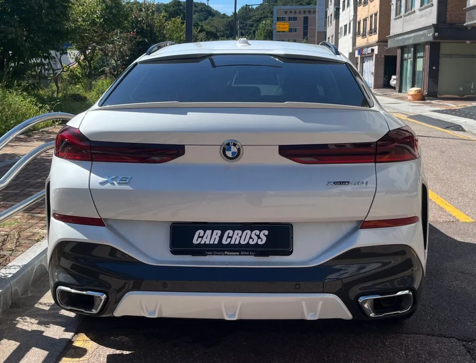 BMW X6のカーラッピング事例|リアルカーボン調の室内カスタム 施工写真 3-1