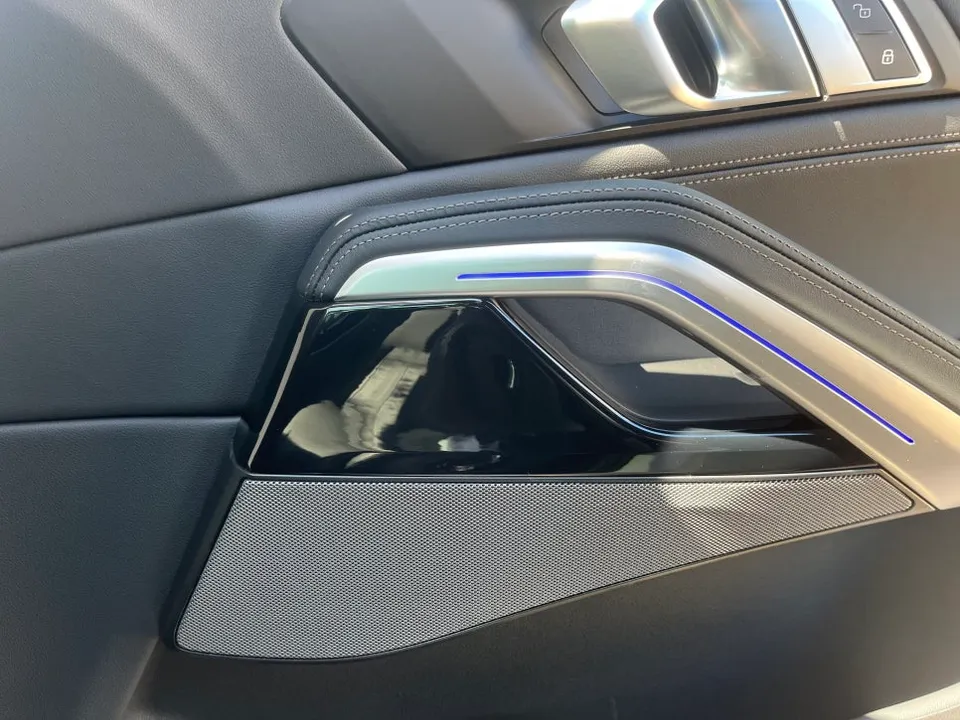 BMW X6のカーラッピング事例|リアルカーボン調の室内カスタム 施工写真 1-2