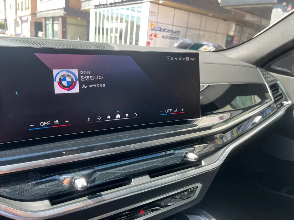 BMW X6のカーラッピング事例|リアルカーボン調の室内カスタム 施工写真 3-2