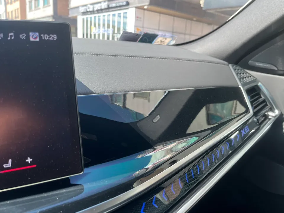BMW X6のカーラッピング事例|リアルカーボン調の室内カスタム 施工写真 2-3