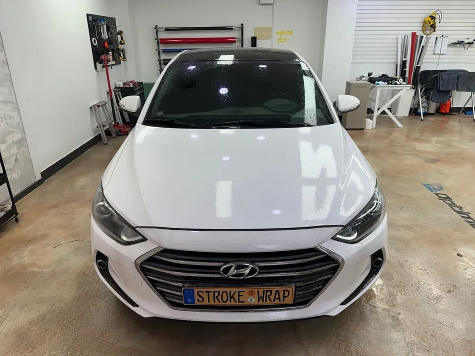 Hyundai Elantra ADのカーラッピング事例：7年経過フィルムの再施工 施工写真 1-1