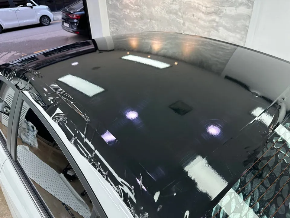 Hyundai Elantra ADのカーラッピング事例：7年経過フィルムの再施工 施工写真 2-3