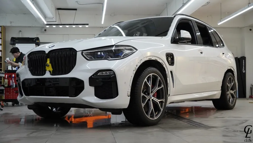 BMW X5のカーラッピング事例|GTシルバー高光沢フィルム 施工写真 1-2