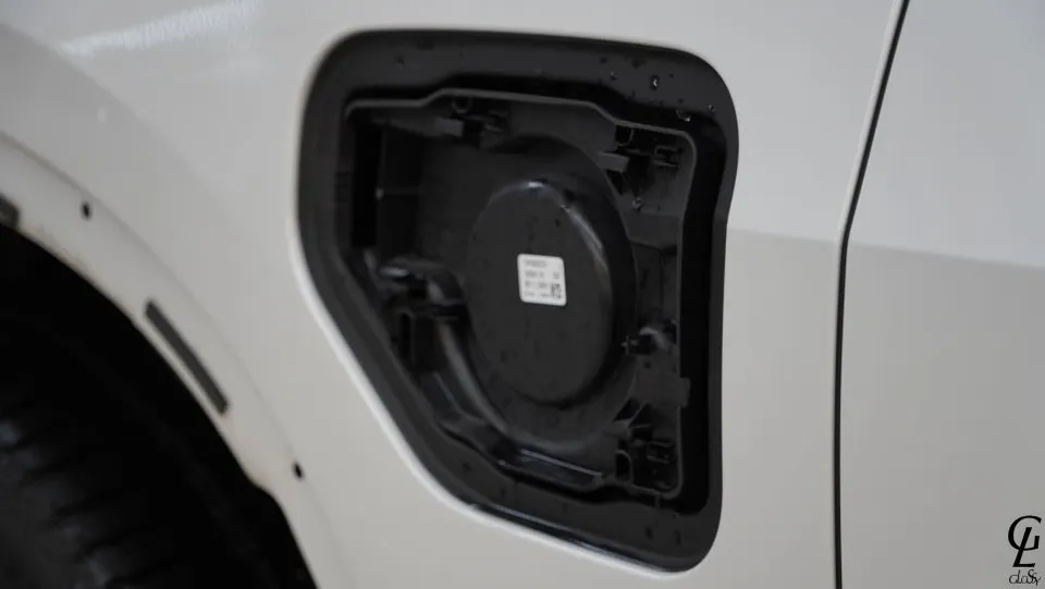 BMW X5のカーラッピング事例|GTシルバー高光沢フィルム 施工写真 3-2