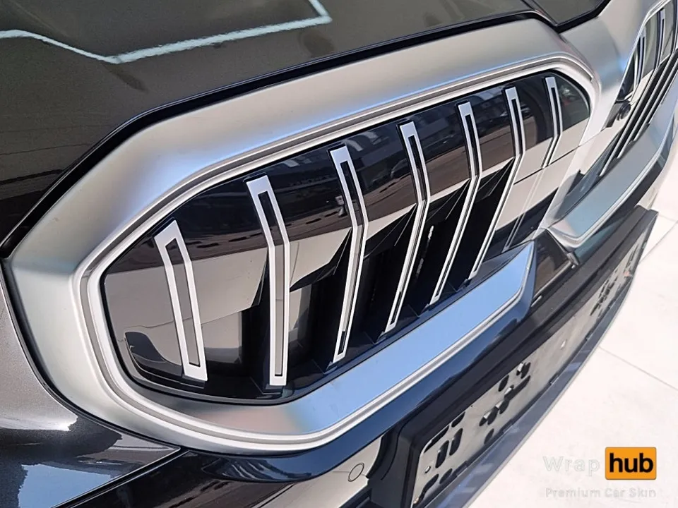 BMW 5 Seriesのフロントグリルラッピング事例 施工写真 2-1