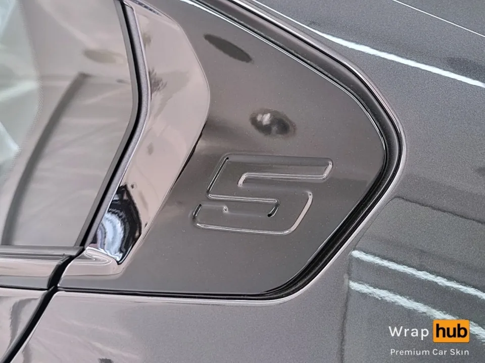 BMW 5 Seriesのフロントグリルラッピング事例 施工写真 1-2