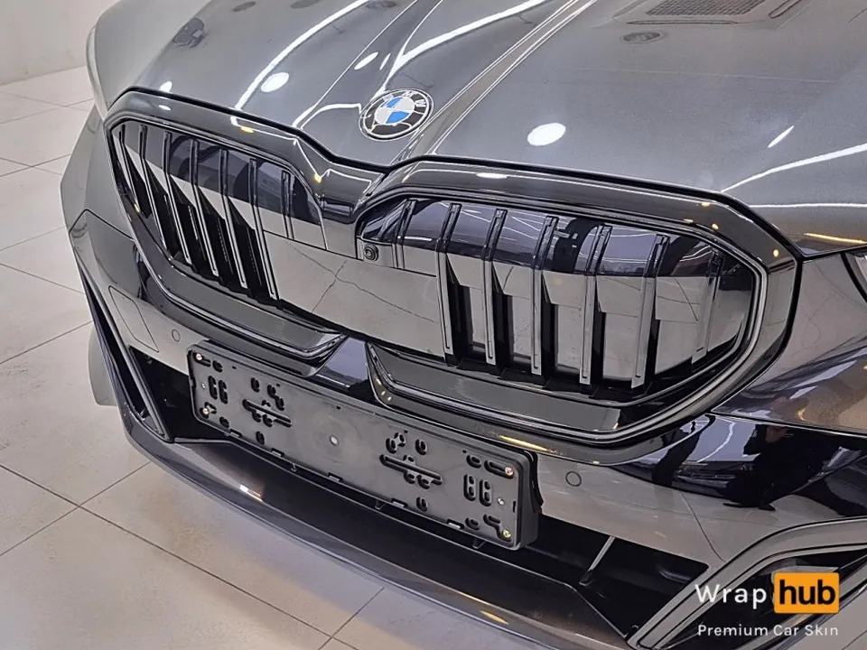 BMW 5 Seriesのフロントグリルラッピング事例 施工写真 2-2