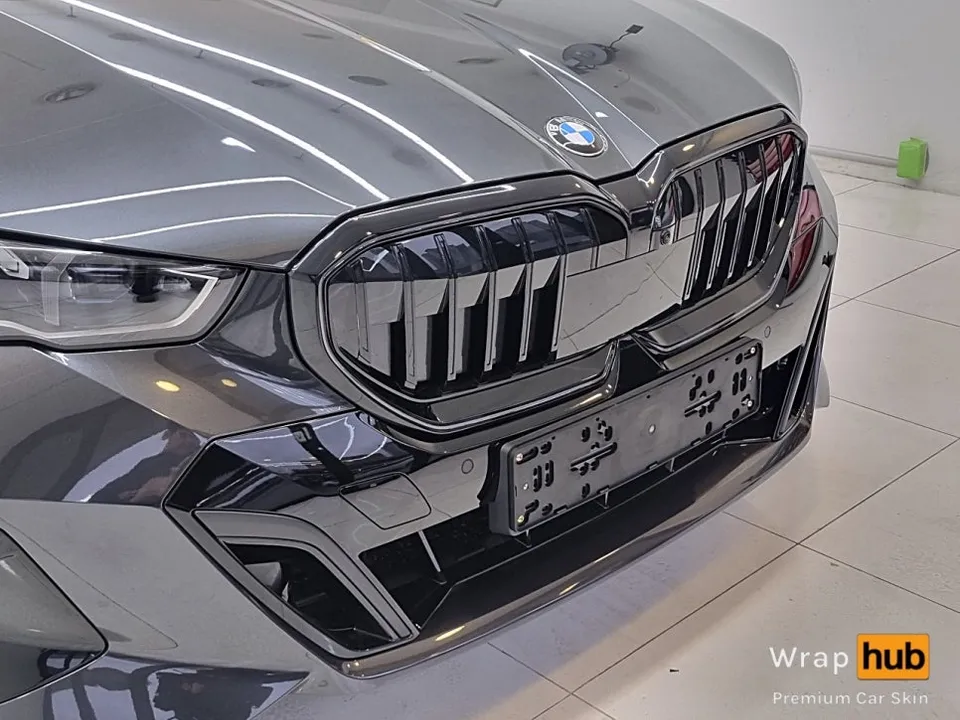 BMW 5 Seriesのフロントグリルラッピング事例 施工写真 3-2