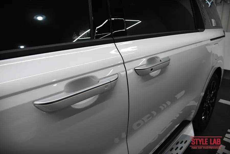 Kia Carnival 4th Gen vinyl wrap - Kia Carnival Vinyl Wrap Review: Two-Tone & Chrome Delete photo 3